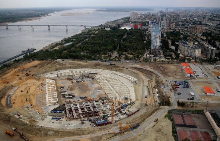 На стадионе в Волгограде завершают заливку фундамента
